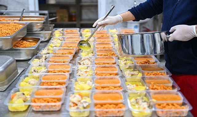 Bornova’da yaşlılara sıcak yemek hizmeti