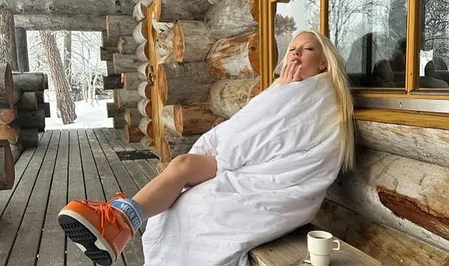 Ece Seçkin&#039;den kar tatilinde yorganla cesur pozlar