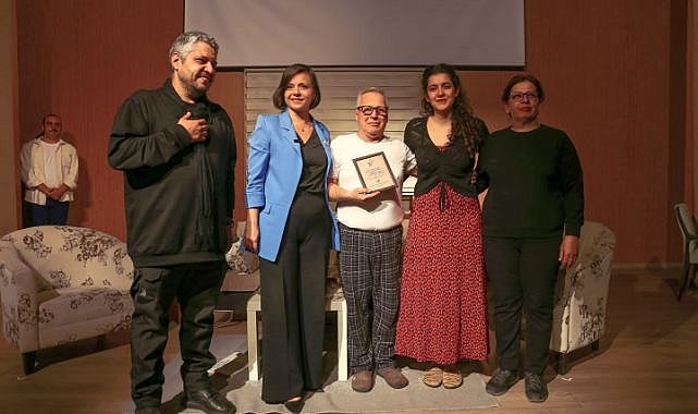 HATIRLA EY PERİ, İZMİR’DE DAKİKALARCA AYAKTA ALKIŞLANDI…