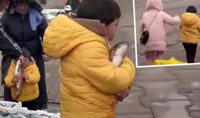 İstediği balığı alamayınca ağladı, hediye edilince sarılarak uzaklaştı