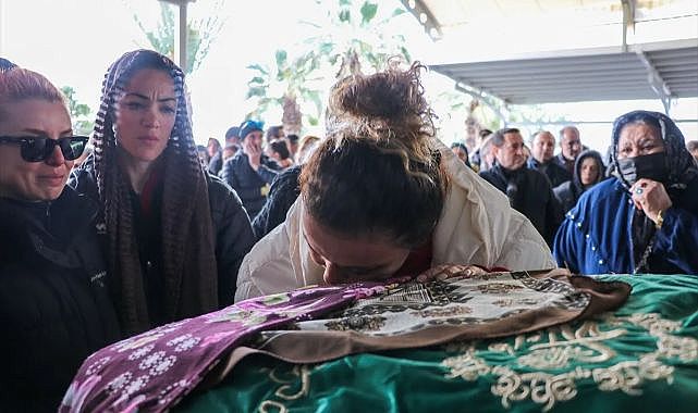 İzmirli öğretmen öğrencilerinin göz yaşları içinde toprağa verildi.