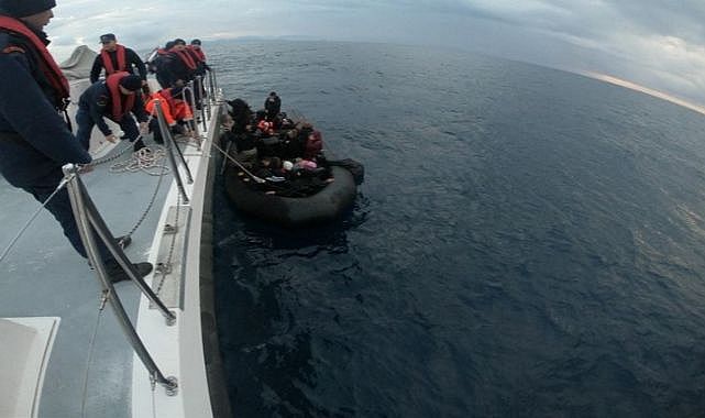 Sahil Güvenlikten göçmen mesaisi: 70&#039;i karaya çıkartıldı
