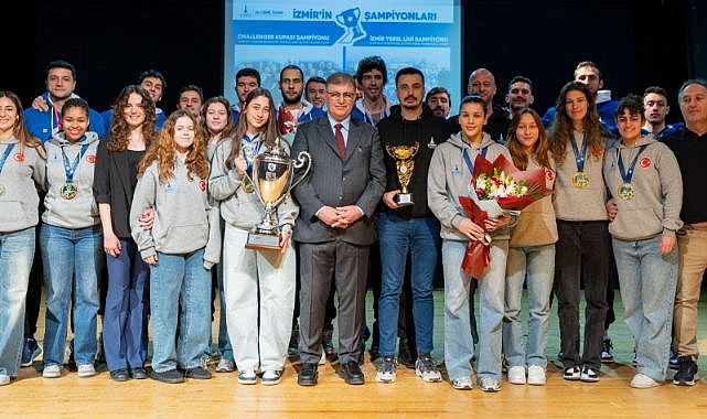 Şampiyonlar kupalarını Başkan Cemil Tugay’a teslim etti