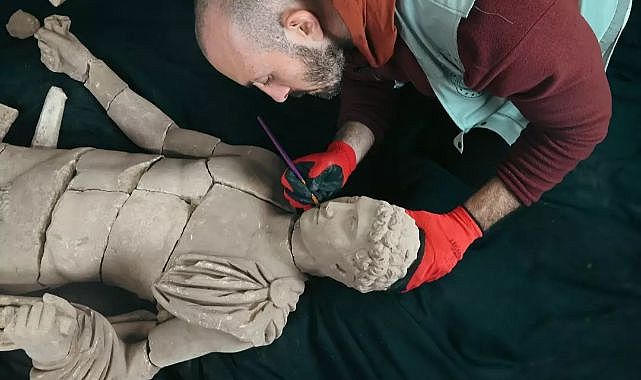 Bakan Ersoy önemli keşfi duyurdu! Neredeyse 1800 yıllık ve 165 santimetre...