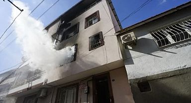 Buca'da korkutan yangın: Yangında mahsur kalan kişi itfaiye ekiplerince kurtarıldı