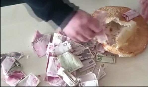 Dilencinin paraları Ramazan pidesinin içinden çıktı