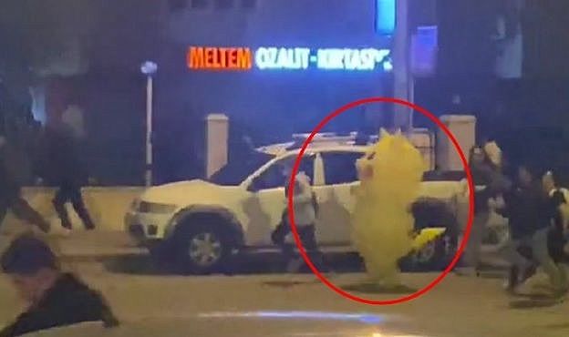 İmamoğlu eylemlerinde güldüren görüntü: Polis müdahalesinden kaçan Pikachu!