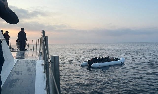İzmir açıklarında lastik botta 36 göçmen yakalandı