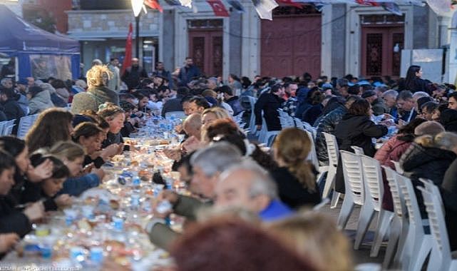 İzmir Büyükşehir Belediyesi Ramazan Bayramı için ihtiyaç sahiplerine toplamda 31 milyon 610 bin liralık nakdi destek