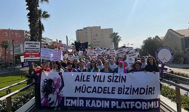 İzmir&#039;de 8 Mart eylemleri başladı: Kadınlardan &#039;Aile Yılı&#039;na veto!