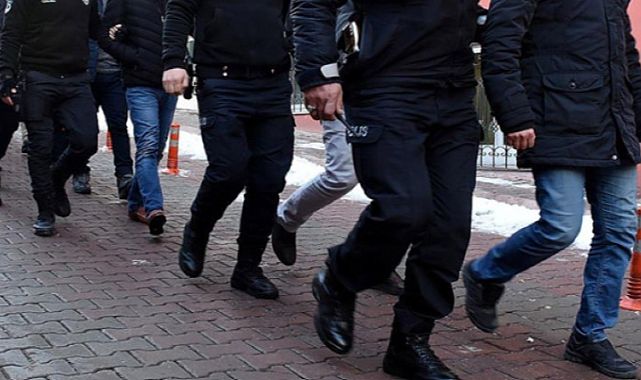 İzmir&#039;de FETÖ/PDY operasyonu: 8 gözaltı