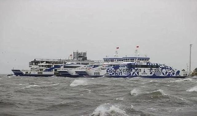 İzmir’de fırtına alarmı: İZDENİZ seferleri iptal edildi