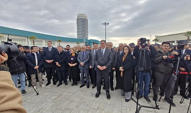 İzmir&#039;de Otobüsler Artık Mavi Olacak! Tugay: Nazar Boncuklu Hatırlanacaklar!