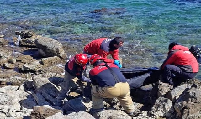 İzmir&#039;de Otomobil Denize Düştü: Bir Kişi Hayatını Kaybetti