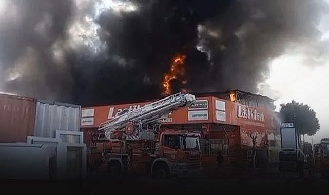 İzmir&#039;de Sanayi Sitesi&#039;nde yangın paniği... Alevler iş yerlerine sıçradı