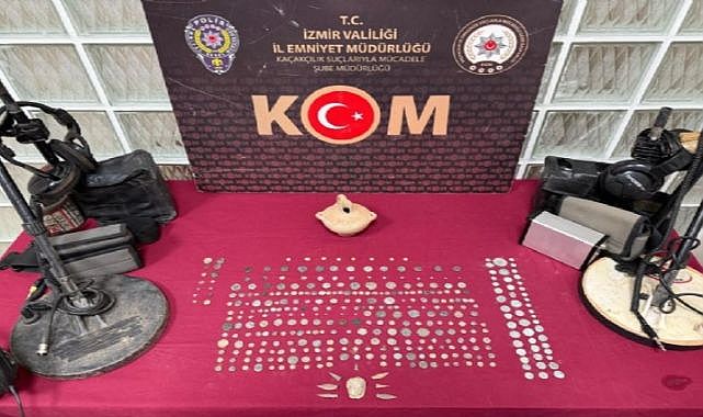 İzmir&#039;de suç örgütü üyelerine tarihi eser temin eden 5 kişi yakalandı