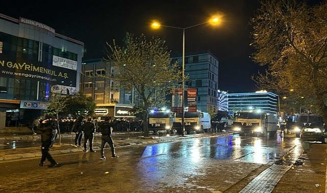 İzmir&#039;deki yürüyüşlerde 176 gözaltı