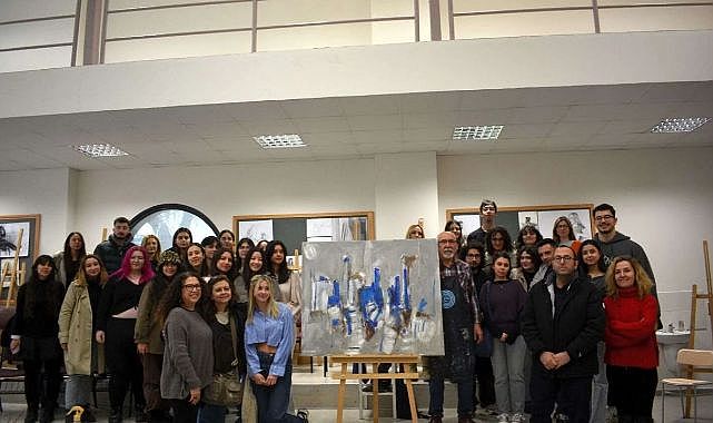 İzmir EÜ&#039;de ressam akademisyenden öğrencilere &quot;Canlı Performans&quot;