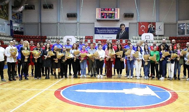 İzmir Hentbol Takımı&#039;ndan 8 Mart’a özel jest: Kadın çalışanlar sahada çiçeklerle karşılandı