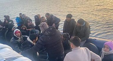 İzmir'in Çeşme ilçesi açıklarında 36 düzensiz göçmen, lastik botla yakalandı.