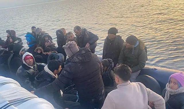 İzmir&#039;in Çeşme ilçesi açıklarında 36 düzensiz göçmen, lastik botla yakalandı.