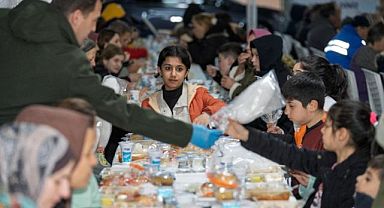 İzmir’in dayanışma sofrası Bayraklı’da kuruldu