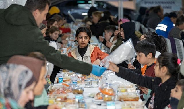 İzmir’in dayanışma sofrası Bayraklı’da kuruldu