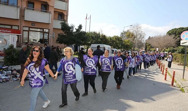 Kadınlar özgürlük ve eşitlik için zincir oldular!