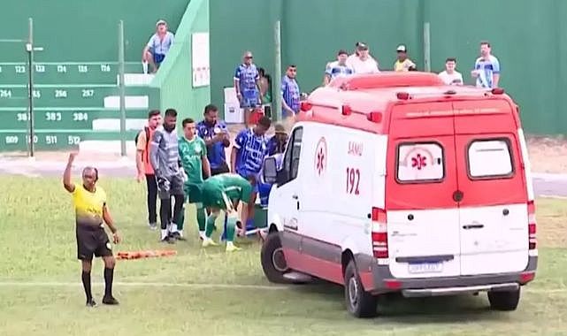 Kafasını saha kenarındaki duvara vuran futbolcu ağır yaralandı