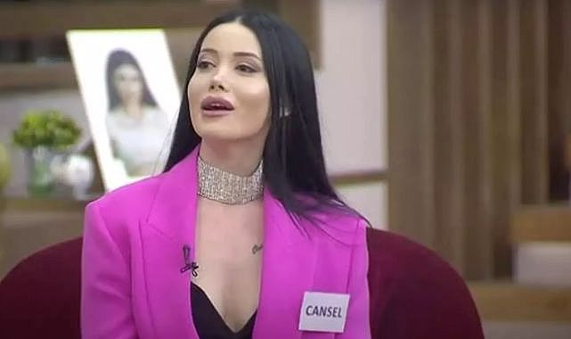 Kısmetse Olur yarışmacısı Cansel Ayanoğlu soluğu Saraçhane&#039;de aldı! Açtığı pankart dikkat çekti