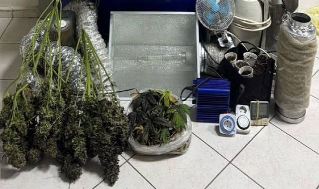 Menderes&#039;te kapıcı dairesine yapılan operasyonda evin içinden yüklü miktarda uyuşturucu madde çıktı