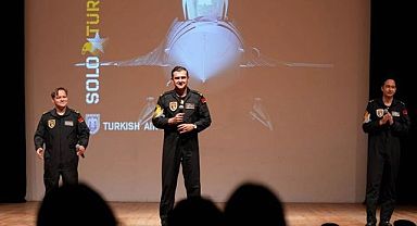 SOLOTÜRK pilotları İzmir'de üniversite öğrencileriyle buluştu