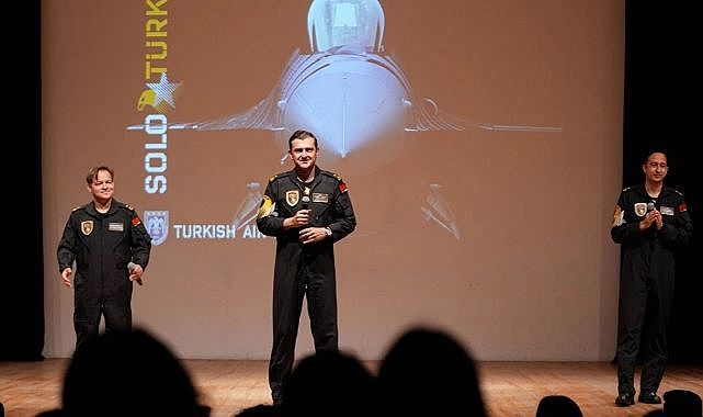 SOLOTÜRK pilotları İzmir&#039;de üniversite öğrencileriyle buluştu