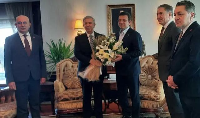 Ziyarete damga vuran görüntü! İmamoğlu&#039;nu elleri arkada bekledi