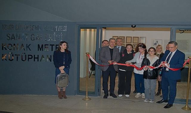 Bin 300 kitaplık kütüphane Konak Metro İstasyonu’nda açıldı