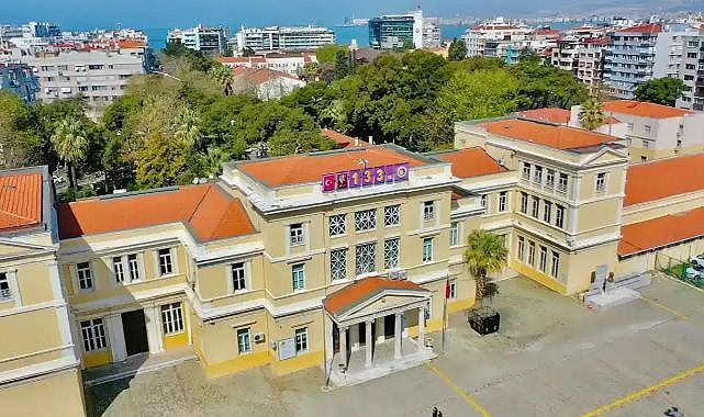 İzmir&#039;deki okullarda öğretmen kıyımına tepki: Çocuklarımızın geleceği ile oynamayın