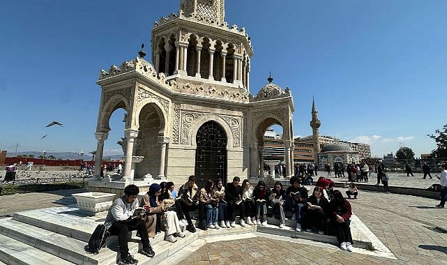 İzmirli gençlerden okuma eylemi: Kitaplar Saat Kulesi’nde buluştu