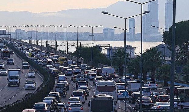 11 Mayıs’ta Karşıyaka’da Trafik Uyarısı: Zübeyde Hanım Koşusu Nedeniyle Bu Yollar Kapanacak