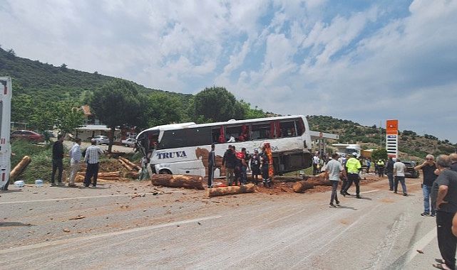 Çanakkale&#039;de yolcu otobüsünün de olduğu zincirleme kaza: 6 can kaybı