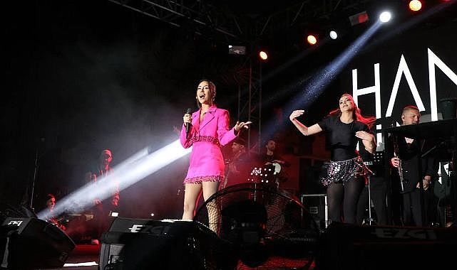 Edremit&#039;te 19 Mayıs kutlamaları: Vatandaşlar Hande Ünsal konseriyle coştu!