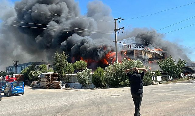 İşçiler tahliye edildi... Sandalye fabrikasında korkutan yangın!