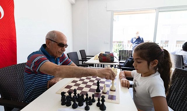 İzmir Balçova’da satrançla kuşaklar buluştu!