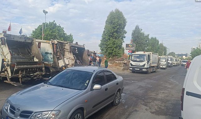 İzmir&#039;de grev etkisi... Çöp kamyonları kuyruğu!