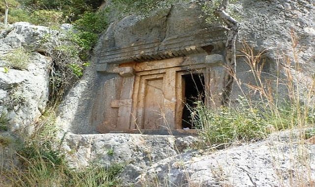 İzmir’de Maliye’den satılık 2500 yıllık kaya mezarı