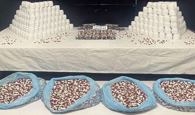 İzmir&#039;de zehir taciri operasyonu: Binlerce sentetik ecza maddesi bulundu