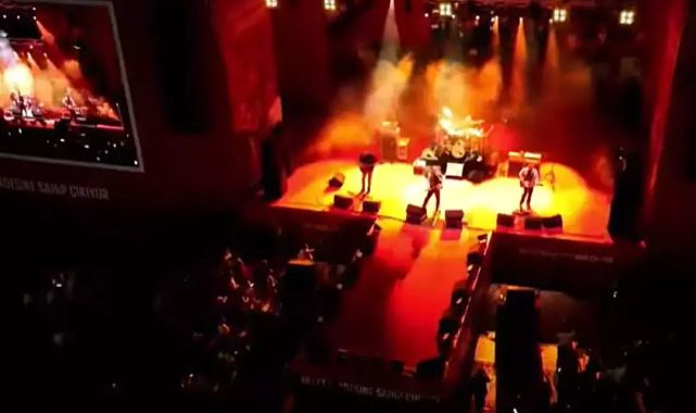 İzmir&#039;deki Duman konserine ihraç edilen teğmenler de gitti! Kaan Tangöze sahneden selamladı