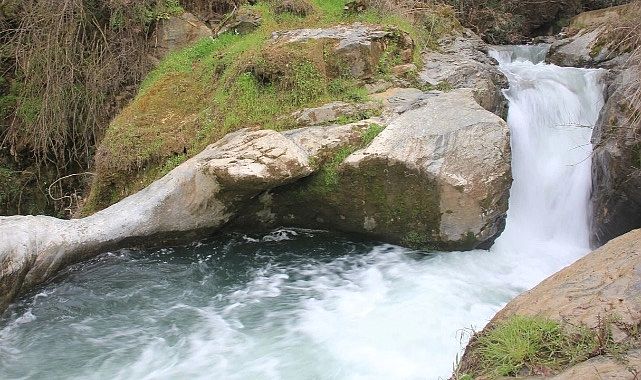 İzmir&#039;e 1 saat uzaklıktaki doğal havuzlar: Tabak Deresi Dev Kazanları