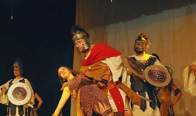 İzmir’in tarihi “İzmir’in Rüyası” müzikaliyle sahnede canlandı!