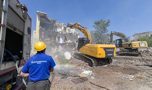 İzmir&#039;in trafiği nefes alacak: Yıkılan 62 yapı kamulaştı