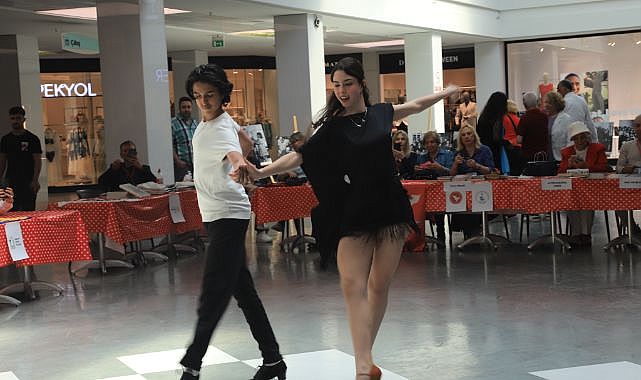 İzmirliler 19 Mayıs Coşkusunu Gençlerle Birlikte Agora AVM’de Yaşadı!